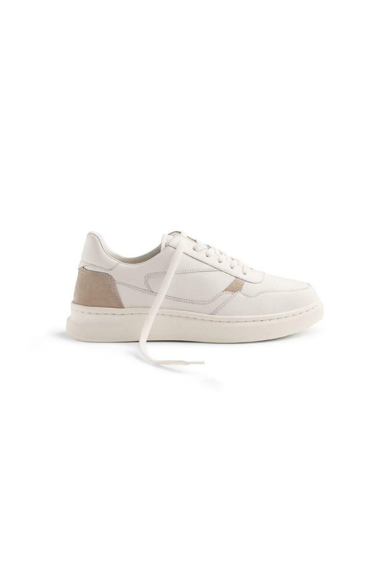 Sneakers bianchi in pelle con un accento beige strutturato sul tallone, punta rotonda e suola piatta in gomma; presentano lacci piatti e dettagli di cucitura.