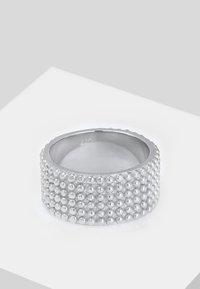 Silberring mit breitem Band und strukturiertem Oberfläche aus kleinen sphärischen Perlen. Glattes Innenband für Komfort. Polierte Oberfläche.