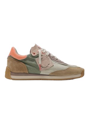 Zapatilla casual de corte bajo con paneles de ante y tela en color beige, verde oliva y melocotón, con cordones beige y suela de goma plana.
