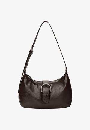 Borsa a spalla in pelle marrone con forma curvata, caratterizzata da un grande dettaglio con fibbia argentata sul davanti e una singola tracolla regolabile.