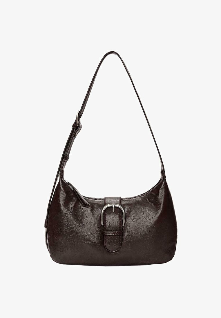 Brun læder skuldertaske med en buet form, der har en stor sølvspænde detalje på forsiden og en enkelt justerbar rem.
