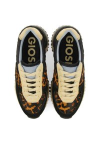 Baskets à imprimé léopard avec une tige noire et beige, lacets beiges et semelle en caoutchouc texturée. Comprend un col en bleu clair contrasté.