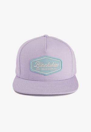 Levendula színű, lapos karimájú sapka, turquoise és rózsaszín hímzett "Blackskies" logóval egy téglalap alakú folton. Klasszikus hatpaneles kialakítás, struktúrált koronával.