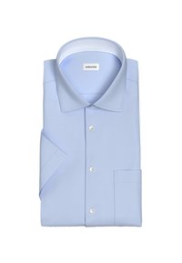 Camicia azzurro chiaro con colletto button-down, taschino sul petto e colletto interno con texture. Il tessuto appare liscio e piegato ordinatamente.