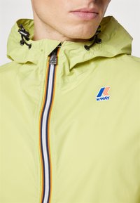 K-Way Le Vrai 3.0 Claude Unisexe - Regenjas - green celery