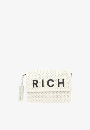 Bolso de mano de cuero blanco perforado con letras negras y grandes que dicen "RICH" en la solapa frontal y una etiqueta a juego que dice "RICHMOND" adjunta al cierre.