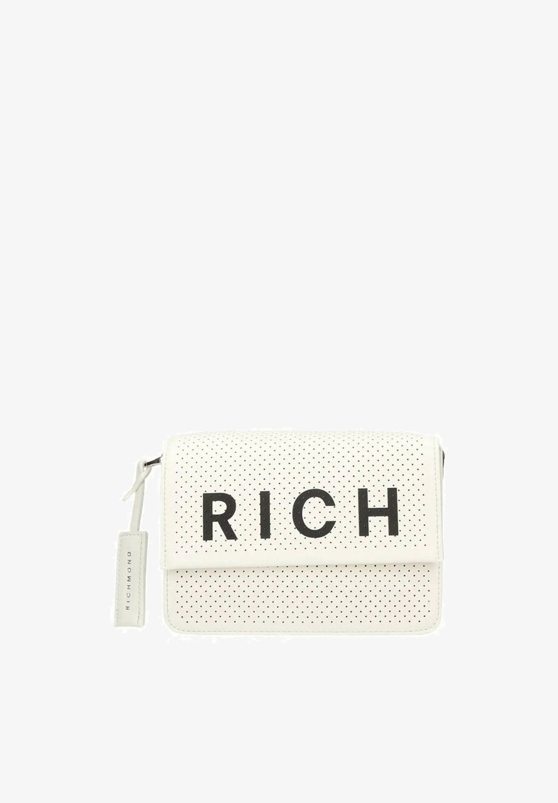 Hvid perforeret læderclutch med sort, fed skrift "RICH" på forsiden og en matchende tag med teksten "RICHMOND" fastgjort til lynlåsen.