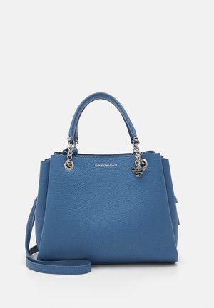 Niebieska, teksturowana skórzana torebka z górnymi uchwytami, srebrnymi akcentami łańcucha, logo Emporio Armani oraz odpinanym paskiem na ramię na białym tle.