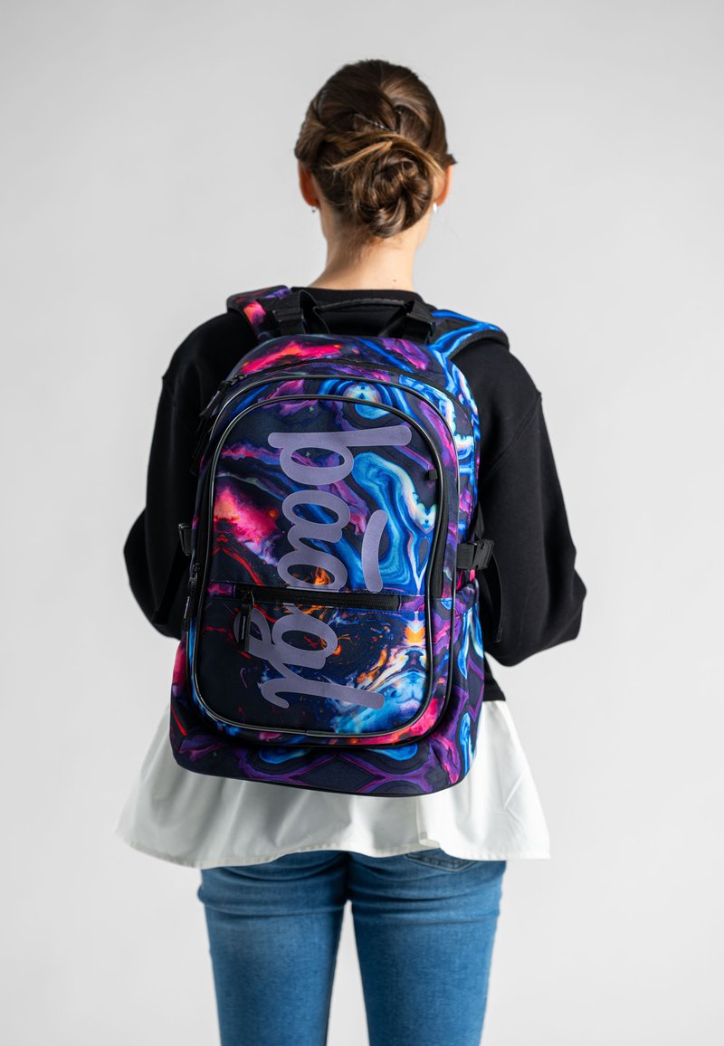 Zaino con un design astratto multicolore in sfumature di blu, viola e rosa, dotato di un grande logo grigio e più scomparti.