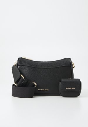 Sac Michael Kors en cuir noir texturé avec une bandoulière large amovible et une petite pochette assortie, tous deux avec un lettrage logo doré.