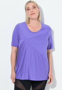 Lilla kortærmet T-shirt med varierende stribet tekstur og rund halsudskæring, parret med sorte leggings med mesh-paneler.