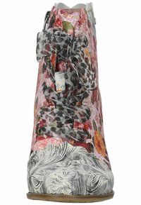 Botín de tobillo con patrón floral, parte superior texturizada en rosa y blanco, cordones con estampado animal negro y gris, y espirales blancas decorativas en la suela.