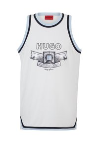 Haut sans manches blanc avec un col rond, bordé de bleu et de marine, featuring un design graphique central avec "HUGO" et des détails décoratifs complexes.
