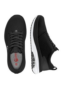 Schwarze Sneakers mit strukturiertem Obermaterial, Schnürdesign und Luftpolster-Innensohle. Weiße Zwischensohle und schwarze Außensohle mit Grip-Details.