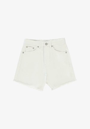 Witte denimshorts met een rafelige zoom, twee zijzakken en een knoopsluiting. De stof lijkt stevig en iets gestructureerd.