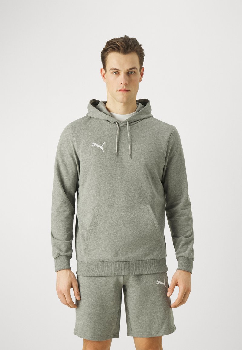 Felpa grigia con tasca a marsupio, cappuccio con cordino e logo bianco. Tessuto morbido, vestibilità rilassata, abbinata a pantaloni corti coordinati.