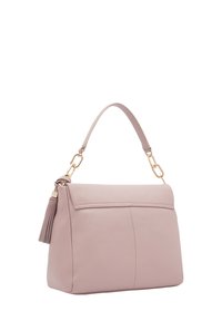 Zachtroze leren handtas met een enkele bovenhandgreep, gouden schakels en een decoratieve kwast aan de zijkant.