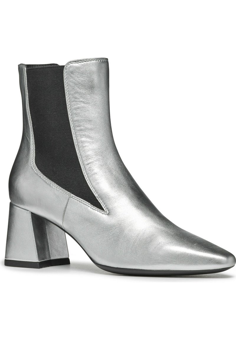 Silberne Leder-Boots mit spitzem Zehenbereich, elastischen schwarzen Seitenpaneelen und einem Blockabsatz. Glatte Textur und elegantes Design.