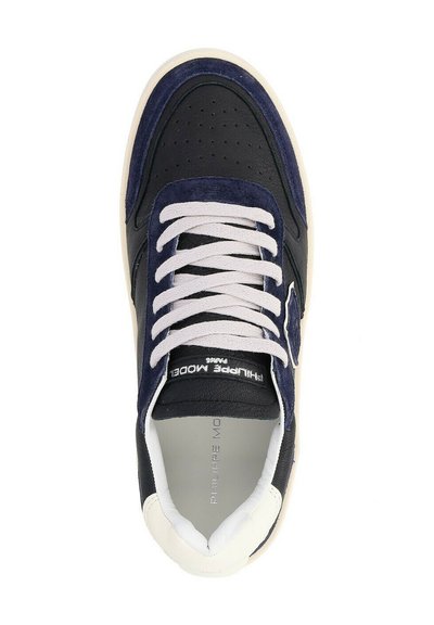 Sneakers in pelle navy e nera con accenti in suede, punta perforata, lacci bianchi e suola crema. La soletta presenta l'etichetta del marchio.