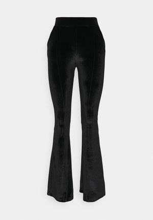 Pantaloni neri a palazzo realizzati in un morbido tessuto vellutato. Presentano un design a vita alta con una texture liscia e dettagli di cucitura verticale.