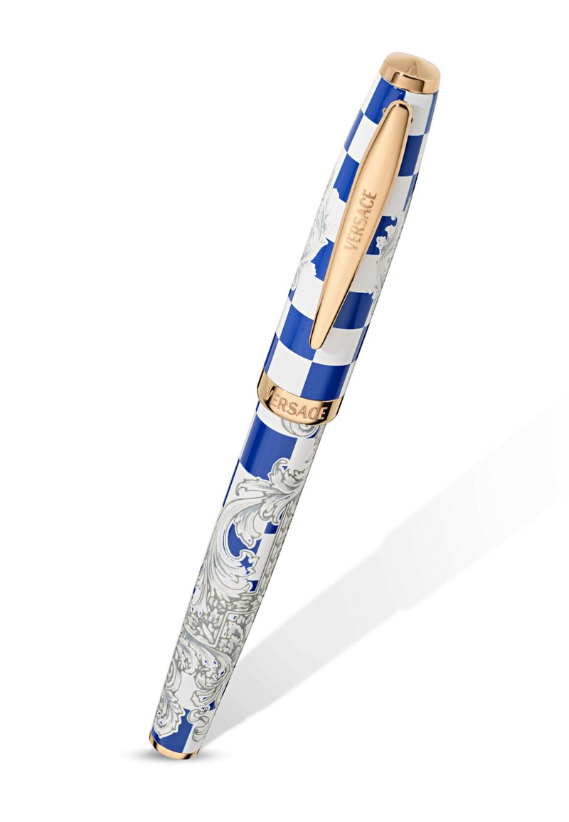 Długopis Versace w niebiesko-białą kratkę, ozdobne srebrne detale i złoty klips. Gładka, błyszcząca powierzchnia z brandingiem.
