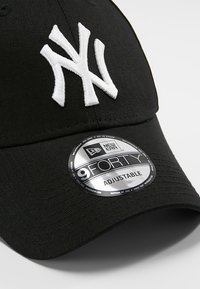 New Era NY YANKEES - Pet - black/Zwart - Zalando.cz