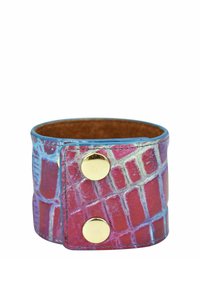 Krokodilgeprägtes Lederarmband in pink und blauen Tönen mit zwei goldfarbenen Druckknöpfen und einer weichen braunen Innenausstattung.
