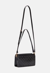 Borsa a tracolla nera rettangolare in pelle con motivo geometrico impresso e due spallacci regolabili con hardware dorato.