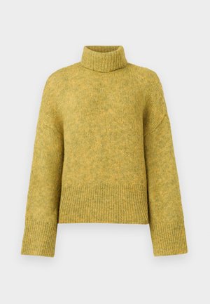 Pull à col roulé jaune moutarde avec une coupe légèrement ample, des poignets côtelés et un bas de vêtement également côtelé. Texture douce, design tricoté et style décontracté.