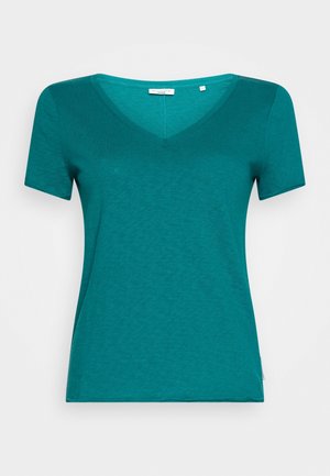 Türkisgrünes T-Shirt mit kurzen Ärmeln und V-Ausschnitt, auf einer ebenen Fläche mit einfarbigem Hintergrund dargestellt.