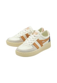 Weiße und beige Turnschuhe mit orangefarbenen Streifen und Akzenten, aus strukturiertem Leder, mit runder Zehenpartie und einer dicken Gummisohle.