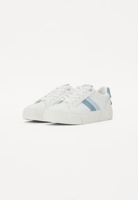 Zapatillas blancas con acentos en azul claro, diseño con cordones, materiales lisos y texturizados, y una suela de goma gruesa.