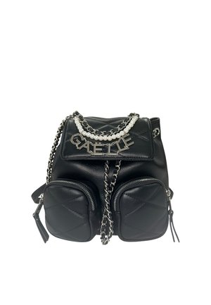 Zaino in pelle nera con due tasche frontali con zip, dettagli in catena argentata e una catena decorata con perle che scrive "GAELLE" sulla patta.