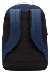 Mochila azul con respaldo de malla negra texturizada y acolchada, correas ajustables y cierre de cremallera. Presenta un acolchado rectangular para mayor comodidad.