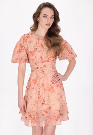Rochie florală cu mâneci bufante și talie decupată, realizată dintr-un material moale de culoare portocalie, cu o textură subtilă și fustă în straturi.