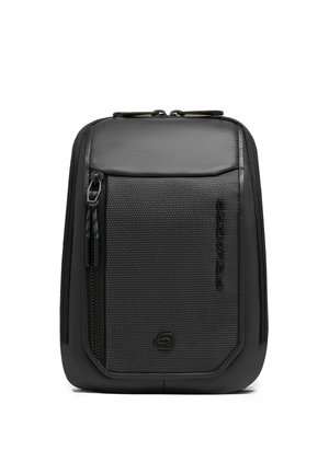 Kompakte schwarze Reisetasche mit strukturiertem Frontfach, Reißverschluss und dem Piquadro-Logo, das im unteren und seitlichen Bereich geprägt ist.