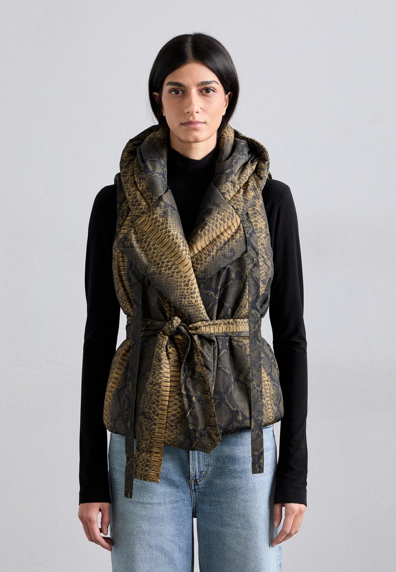 Colete sem mangas com um padrão de pele de cobra em tons de castanho e dourado, apresentando um design envolvente, grande gola e um detalhe de cintura amarrada.