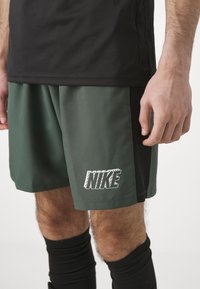 Nike Performance ACADEMY 23 - Pantalón corto de deporte - vintage green/black/white