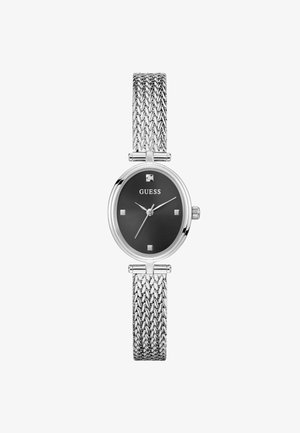 O relógio de bracelete em malha prateada apresenta um mostrador redondo preto com marcadores de horas e ponteiros prateados, exibindo de forma proeminente o logótipo "Guess".