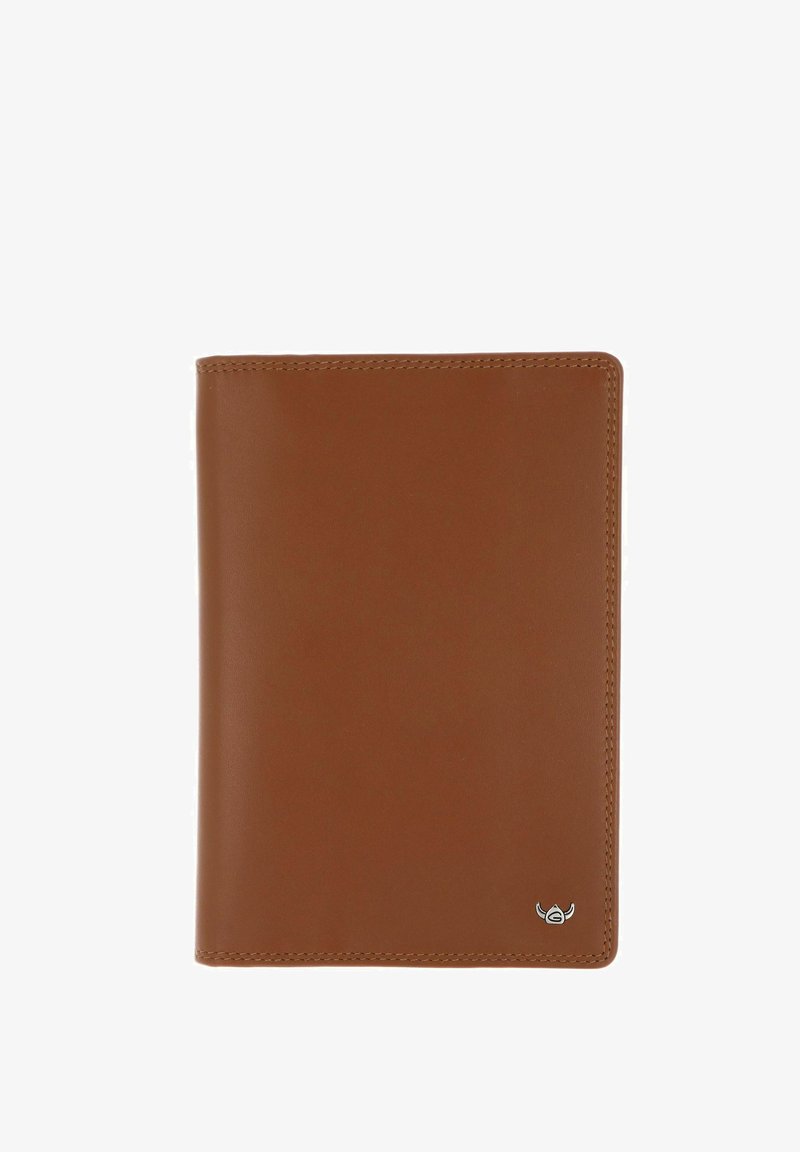 Porte-passeport en cuir marron avec bords cousus et petit logo casque viking argenté dans le coin inférieur droit.