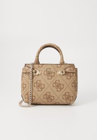 Sac à main marron à motif avec un design structuré, double poignée sur le dessus et une bandoulière en chaîne détachable. Logo affiché en évidence à l'avant.