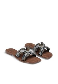 Flat sandals met een bruine faux suede voetbed en decoratieve beaded banden in zwart, grijs en goud in een ingewikkeld ontwerp.