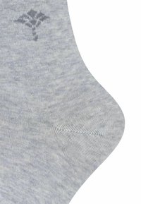 Graue Baumwollsocke mit glatter Textur, dezentem Melange-Muster und einem kleinen Logodetail nahe der Oberseite. Gebogene Form mit verstärktem Zehenbereich.