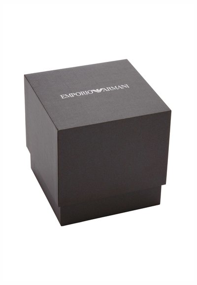 Czarny luksusowy kwadratowy pudełko z logo Emporio Armani nadrukowanym na biało na górze, na białym tle.