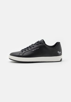 Czarny niski sneaker z czarnymi sznurówkami, białą podeszwą, logo „PS Paul Smith” z boku oraz małym nadrukiem zebry na pięcie.