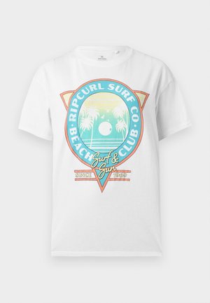 Valge lühikeste varrukatega T-särk, millel on värviline "Ripcurl Surf Co Beach Club" logo, mis kujutab palme, päikest, linde ja teksti "Surf & Sun Since 1969".