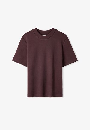 Korte mouw, ronde hals t-shirt in diep bordeaux, gemaakt van zacht katoen, met een relaxte pasvorm en een rechte zoom met minimale naden.