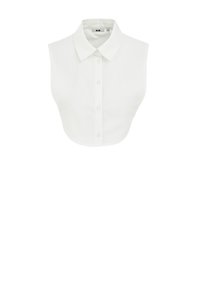 Valkoinen lyhythihaista cropped-paitaa, jossa on terävä kaulus, edessä napitus ja sileä, struktuuroitu kangas.