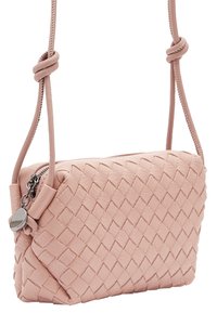 Vævet læder crossbody taske i lys pink med rektangulær form, lynlåslukning og justerbar rem med knyttede detaljer.