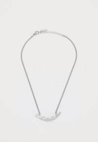 Collier pendentif en argent avec une chaîne délicate. Présente un design complexe ressemblant à du feuillage et des accents de petites gemmes.